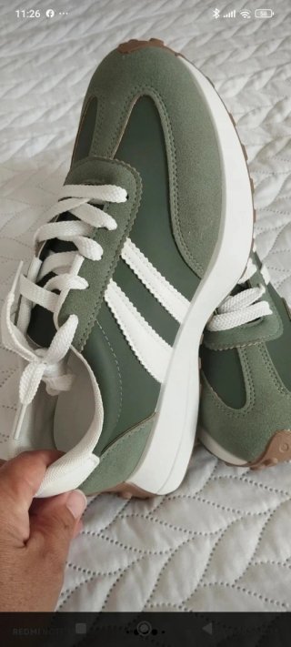 Zapatillas deportivas verdes y blancas
