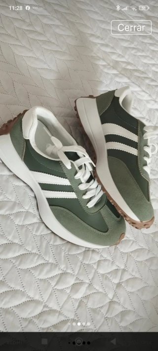 Zapatillas deportivas verdes y blancas