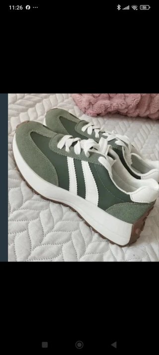 Zapatillas deportivas verdes y blancas