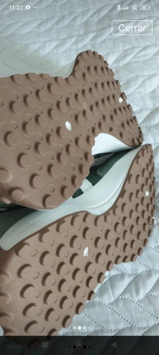 Zapatillas deportivas verdes y blancas