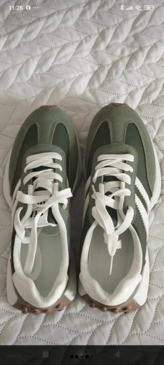 Zapatillas deportivas verdes y blancas