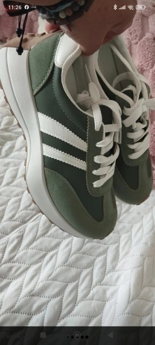 Zapatillas deportivas verdes y blancas