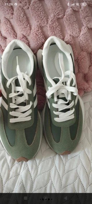 Zapatillas deportivas verdes y blancas