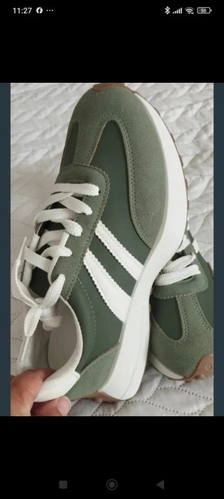 Zapatillas deportivas verdes y blancas