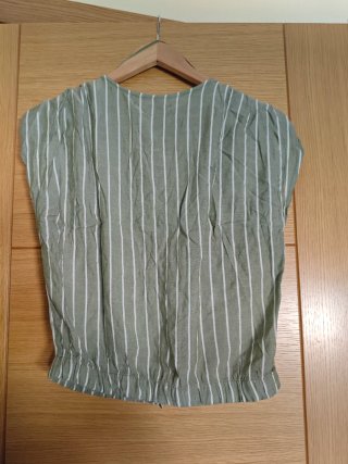 Blusa verde militar y blanca a rayas