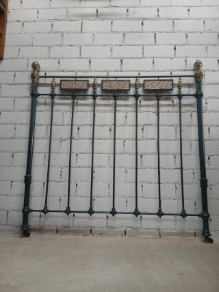 Cabecero de hierro forjado antiguo
