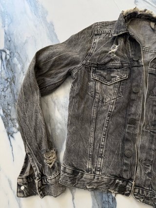 Cazadora vaquera H&M efecto desgastado