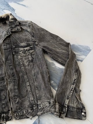 Cazadora vaquera H&M efecto desgastado