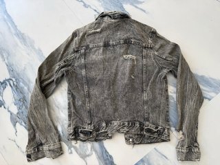Cazadora vaquera H&M efecto desgastado