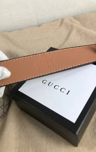 Cinturón Gucci GG Supreme con hebilla dorada