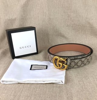 Cinturón Gucci GG Supreme con hebilla dorada