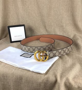 Cinturón Gucci GG Supreme con hebilla dorada