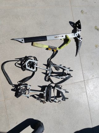 Piolet y Crampones de Montaña