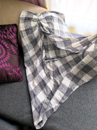 Falda midi cuadros blanco y negro de Stradivarius.