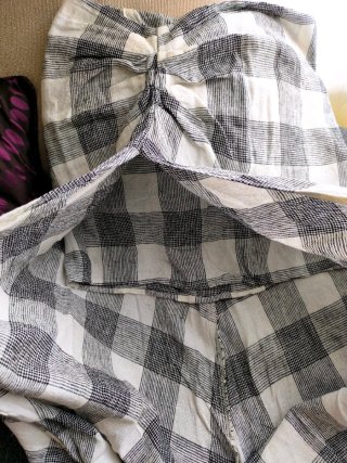 Falda midi cuadros blanco y negro de Stradivarius.