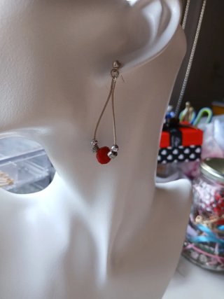 Pendientes largos con detalle rojo