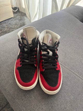 Zapatillas Air Jordan 1 Negras y Rojas