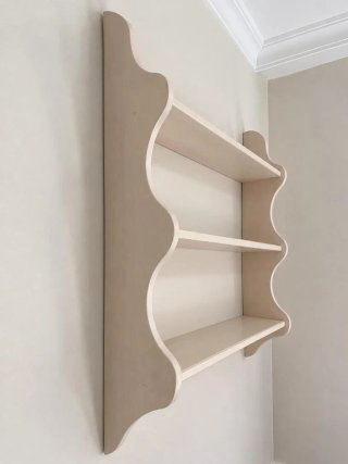 Repisa de madera decorada