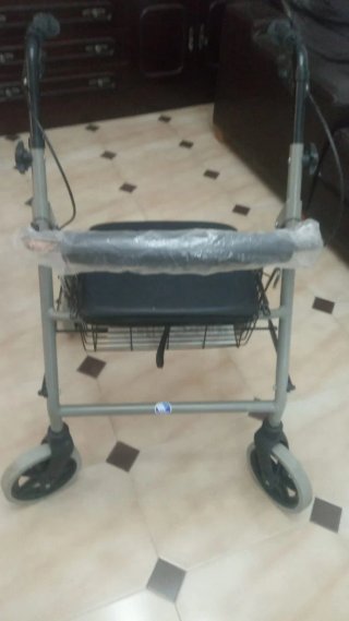 Andador con asiento y cesta