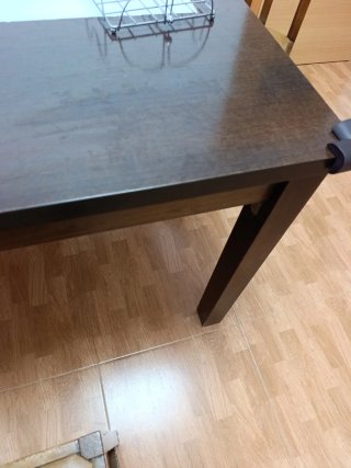 Mesa de comedor de madera y cristal