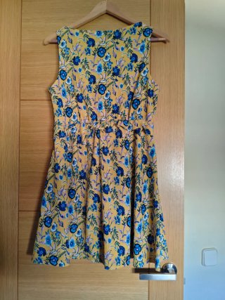 Vestido amarillo flores azules sin mangas