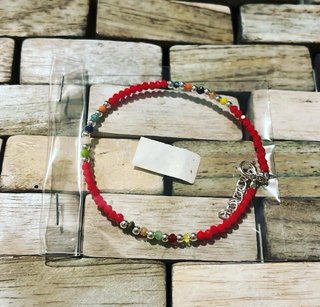 Pulsera de plata con cuentas de colores.