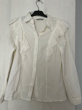 Camisa blanca con volantes y cuello Peter Pan