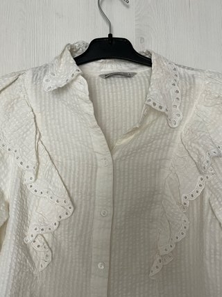 Camisa blanca con volantes y cuello Peter Pan