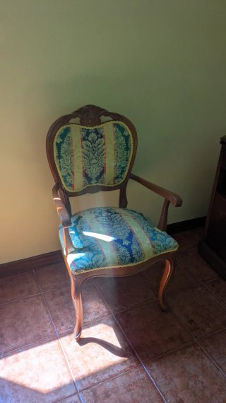 Sillas de época tapizadas de madera maziza