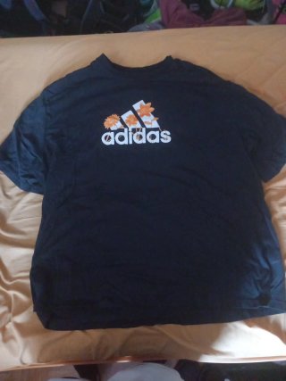 Camiseta Adidas con flores multicolor