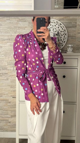 Chaqueta lunares morada con cinturón