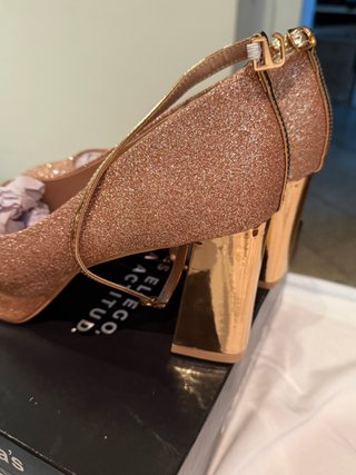 Zapatos de tacón rosa y dorado