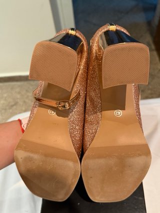 Zapatos de tacón rosa y dorado