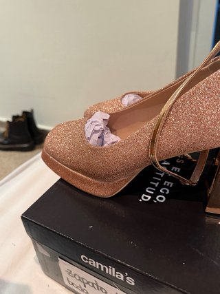 Zapatos de tacón rosa y dorado