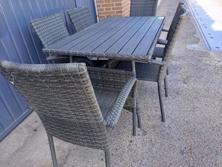 Mesa y 4 sillas de terraza