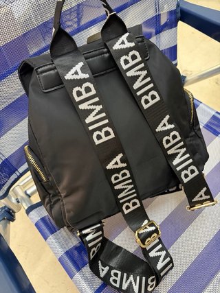 Mochila negra con cremalleras doradas