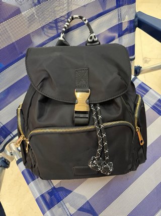 Mochila negra con cremalleras doradas
