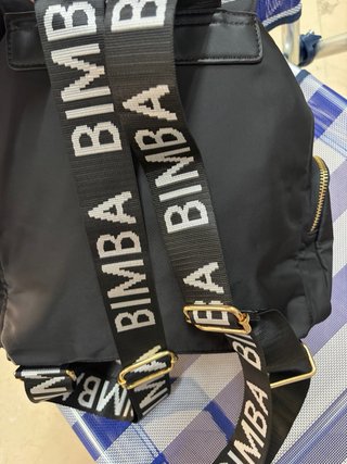 Mochila negra con cremalleras doradas
