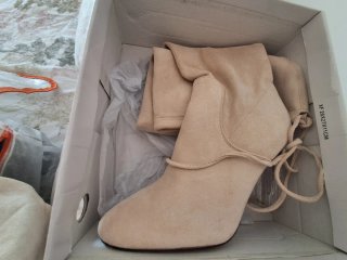 Botas altas beige tacón transparente