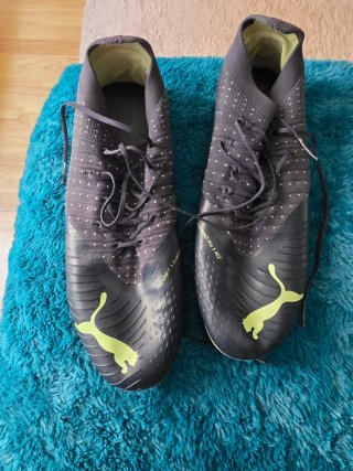 Botas Puma Talla 45 Negras y Amarillas