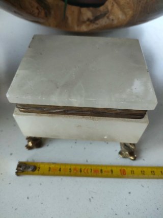 Portagioie vintage marmo bianco con piedini delfin
