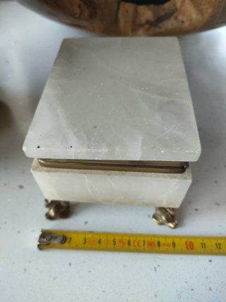 Portagioie vintage marmo bianco con piedini delfin