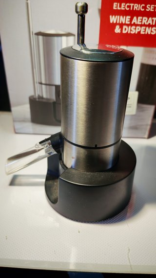 Aireador y dispensador eléctrico de vino