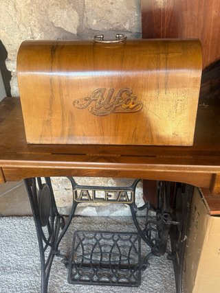 Máquina de coser Alfa antigua 1947