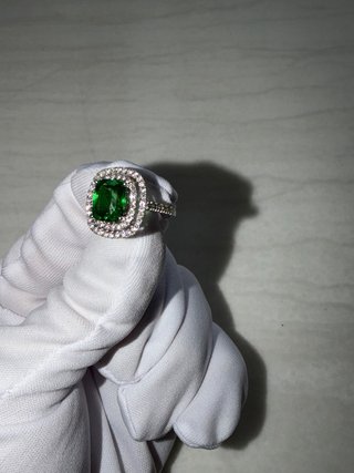 Anillo Oro Blanco Tsavorita y Diamantes