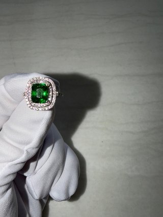 Anillo Oro Blanco Tsavorita y Diamantes