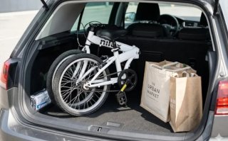 Bicicleta plegable blanca.