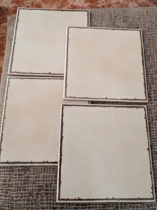20 Azulejos beige con borde marrón oscuro.