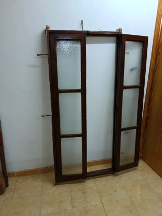 Ventana antigua de madera con cristales