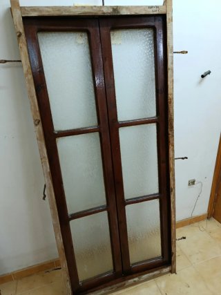 Ventana antigua de madera con cristales